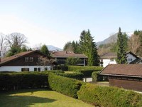 Wohnimmobilie Kauf Etagenwohnung Eine zwar in die Jahre gekommene Ferienwohnung, die aber durchaus Charme ausbreitet z. B. durch einen eigenen Schwimmingpool im Haus und die ruhige Lage. Verkaufszeit 