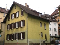 Wohnimmobilie Kauf Mehrfamilienhaus 2-3-Familienhaus mit kleinem Garten direkt in Zentrumslage von Stuttgart-Zuffenhausen. Wohnfläche ca. 210 m². Baujahr ca. 1897. Das Haus hat tatsächlich noch ein pa