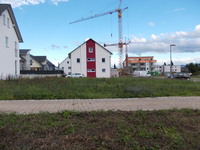 Wohnimmobilie Kauf Einfamilienhaus Neubau-Doppelhaushälfte im Neubaugebiet Stauffenberg-Straße in Köngen. Wohnfläche ca. 135 m², schlüsselfertig mit Maler-Tapezierarbeiten, Bodenbelägen, Zugangsweg, E
