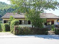 Wohnimmobilie Kauf Einfamilienhaus Das Wort "Haus" trifft es schon einmal nicht. Zu einfach. Landhaus? Schon eher. Es ist, um es genauer zu sagen, ein Landhaus im Bungalow-Stil mit Veranda d