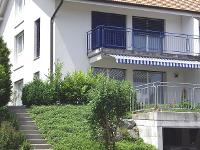 Wohnimmobilie Kauf Doppelhaus Die Liegenschaft wurde im Jahre 2010 im Rahmen eines Gesamtüberbauungskon-zeptes als Doppeleinfamilienhaus zuoberst an einem Südhang erstellt. Die Aussicht ist für Krauch