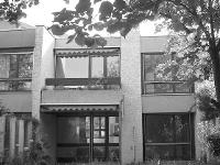 Wohnimmobilie Kauf Reihenhaus Die Liegenschaft wurde im Jahre 1982 im Rahmen eines Gesamtüberbauungskon-zeptes als Reiheneinfamilienhaus (Mittelhaus) erstellt und bietet auf 3 Ebenen (UG, EG und 1. OG