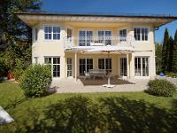 Exklusive Immobilie Burg/Schloß/Bauernhaus/Villa/Herrenhaus/Landhaus/Reiterhof Exklusive Stadtvilla in Oberurseler Bestlage