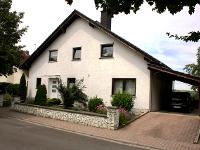 Wohnimmobilie Kauf Einfamilienhaus Moderne großzügige Raumaufteilung in ruhiger Hanglage