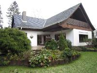 Wohnimmobilie Kauf Einfamilienhaus Einfamilienhaus mit 3 Garagen, Sauna, Kamin und Gartenteich