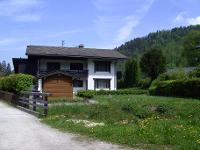 Exklusive Immobilie Mehrfamilienhaus In diesem Zweifamilienhaus befinden sich 2 Wohnungen und 2 separate Wohn / Schlafzimmer. Das Haus wurde laufend instand gehalten. Ein großzügiger Garten lädt Sie z