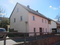 Wohnimmobilie Kauf Einfamilienhaus Diese Immobilie wurde früher als Pension genutzt und verfügt daher über zahlreiche Zimmer und mehrere Bäder/WC's. Sie liegt im Ortskern von Leuchtenberg. Die Burganl