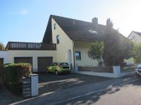 Wohnimmobilie Kauf Mehrfamilienhaus Dieses gepflegte Zweifamilienhaus ist Ihre ideale Kapitalanlage! Die Immobilie wurde 1974 erbaut und liegt in ruhiger Ortsrandlage, auf einem über 1.000 qm großen G