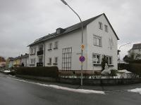 Wohnimmobilie Kauf Mehrfamilienhaus Dieses voll vermietete, zentral gelegene Mehrfamilienhaus mit Garagen und Nebengebäude ist für Kapitalanleger interessant. Der Bungalow wurde 1957 erbaut, das zweit