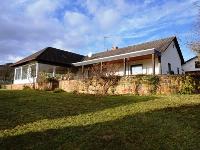 Wohnimmobilie Kauf Einfamilienhaus Bungalow mit Blick in die Natur und schönem Garten