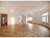Wohnimmobilie Kauf Etagenwohnung Altbaujuwel mit 7 Zimmern und 4 Balkonen auf 225 m² in Bestlage an der Nymphenburgerstraße.
