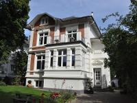 Wohnimmobilie Kauf Mehrfamilienhaus Diese repräsentative Gründerzeitvilla befindet sich in bester Lage von Groß Flottbek. Die Villa präsentiert sich repräsentativ und großzügig. Derzeit wird das Haus 