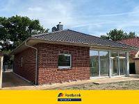 Wohnimmobilie Kauf Einfamilienhaus Barrierefreier geräumiger Bungalow mit energiesparender Erdwärmeheizung auf großem Grundstück