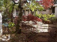 Wohnimmobilie Kauf Burg/Schloß/Bauernhaus/Villa/Herrenhaus/Landhaus/Reiterhof Anwesen: Traumbungalow mit Patio-ähnlichem Innenhof und großem Gästehaus
