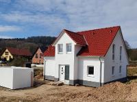 Wohnimmobilie Kauf Einfamilienhaus Neubau der Firma Albert-Fischer-Haus, mit massiver Garage, Solarthermie und einer verglasten Terasse
