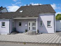 Wohnimmobilie Kauf Einfamilienhaus Attraktives Einfamilienhaus mit Garage und schönem Garten