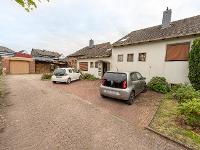 Wohnimmobilie Kauf Reihenhaus • Reihenmittelhaus • Baujahr 1966 • Ca. 129,6 m² Wohnfläche • Ca. 410 m² Grundstücksfläche • 5 Zimmer • 4 Schlafzimmer • 2 Badezimmer