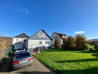 Wohnimmobilie Kauf Einfamilienhaus Dieses grenznahe Einfamilienhaus wurde 1986 in Fertigbauweise errichtet, die Immobilie ist unterkellert und verfügt über eine Garage sowie 2 Außenstellplätze.