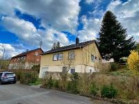 Wohnimmobilie Kauf Einfamilienhaus Gepflegtes Einfamilienwohnhaus in Fertigbauweise der Firma Streif (Typ: Mosel 02-106-2) in der Gemeinde Ebrach. Mit knapp 32 m² bildet das Wohn- und Esszimmer den gr