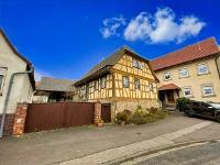 Wohnimmobilie Kauf Einfamilienhaus Das ehemals landwirtschaftlich genutzte Anwesen liegt im Ortskern von Gemeinfeld. Neben dem denkmalgeschützen Wohngebäude befindet sich auf dem Grundstück noch die a