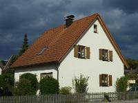 Wohnimmobilie Kauf Einfamilienhaus Sehr liebevoll eingerichtetes und gepflegtes Einfamilienhaus im Landhausstil in zentrumsnaher Lage von Krumbach. Schnell verkauft da gesundheitliche Probleme den Ver