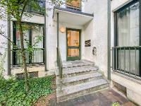Wohnimmobilie Kauf Etagenwohnung Das gemütliche Studentenapartment befindet sich im 2. Obergeschoss eines gepflegten Mehrfamilienhauses, Baujahr 1985. Links hinter der Wohnungstür befindet sich eine k